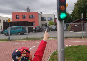 chłopiec pokazuje zielone światło
